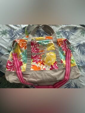 Thirty-One Easy Overnighter Soft Canvas Tote Bag - Island Damask RETIRED
